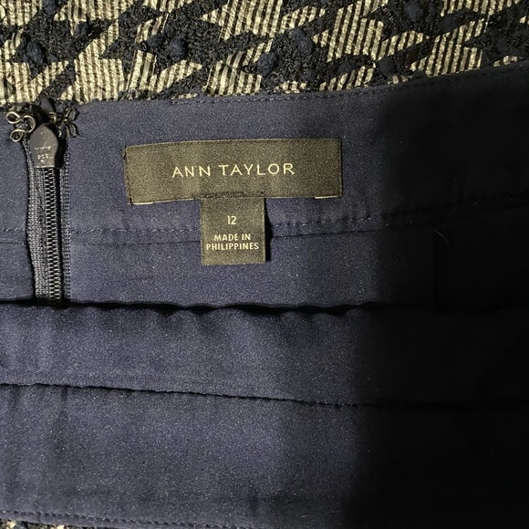 ‼️SOLD‼️ 💙🤍Navy/Metallic Houndstooth Pencil Skirt🤍💙 - Picture 2 of 2